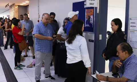 Fila de eleitores no corredor de um local de votação, diante da sala da seção 357